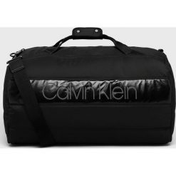 Calvin Klein - Torba. Czarne torby męskie sportowe Calvin Klein, w paski, z poliesteru, sportowe. Za 549,90 zł.