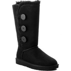 Buty UGG - W Bailey Button Triplet II 1016227 W/Blk. Czarne buty zimowe damskie marki Ugg, ze skóry, na niskim obcasie. Za 1249,00 zł.