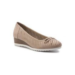 CLARA BARSON LS4881-03. Brązowe półbuty damskie Clara Barson, bez wzorów, z materiału, bez obcasa, bez zapięcia. Za 79,99 zł.
