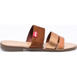 Levi's - Klapki. Pomarańczowe klapki damskie marki Levi's®, ze skóry. W wyprzedaży za 159,90 zł.