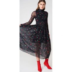 NA-KD Trend Siateczkowa sukienka midi z długim rękawem - Multicolor. Szare sukienki damskie NA-KD Trend, bez wzorów, ze stójką, z długim rękawem, długie, midi. Za 121,95 zł.