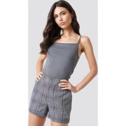 NA-KD Classic Szorty w kratkę - Grey. Szare bermudy damskie NA-KD Classic, w kratkę, z podwyższonym stanem. Za 141,95 zł.