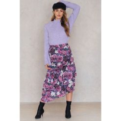 NA-KD Satynowa spódnica midi z falbaną - Multicolor. Szare spódniczki damskie NA-KD, bez wzorów, z poliesteru, midi, asymetryczne. W wyprzedaży za 22,40 zł.