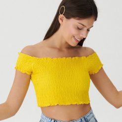 Krótka bluzka off shoulder - Żółty. Żółte bluzki damskie House, s, bez wzorów, bez kołnierzyka, z krótkim rękawem. Za 29,99 zł.