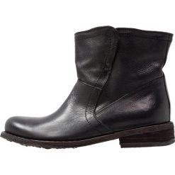 Felmini GREDO Botki kowbojki i motocyklowe vintage black. Czarne botki damskie marki Felmini, ze skóry, vintage, bez obcasa, bez zapięcia. Za 589,00 zł.