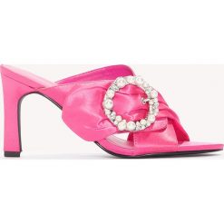 Klapki damskie: NA-KD Shoes Zdobione klapki mule na obcasie – Pink