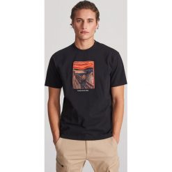 T-shirt z nadrukiem Krzyk - Czarny. Czarne t-shirty męskie Reserved, s, z nadrukiem, bez kołnierzyka. Za 79,99 zł.