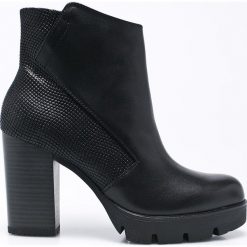 Marco Tozzi - Botki. Czarne buty zimowe damskie marki Marco Tozzi, z materiału, z okrągłym noskiem, na obcasie. W wyprzedaży za 179,90 zł.