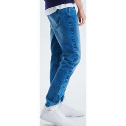 Jeansy Straight fit - Niebieski. Niebieskie jeansy męskie marki Cropp. Za 99,99 zł.
