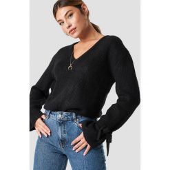 Linn Ahlborg x NA-KD Sweter z wiązanymi rękawami - Black. Czarne bez kategorii Linn Ahlborg x NA-KD, z dzianiny, dekolt w kształcie v. Za 121,95 zł.