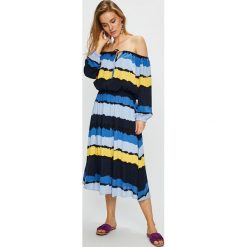 Tommy Hilfiger - Sukienka. Szare sukienki rozkloszowane TOMMY HILFIGER, na co dzień, z materiału, casualowe, midi. W wyprzedaży za 599,90 zł.