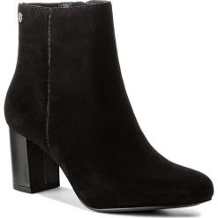 Botki TOMMY HILFIGER - Seline 3B FW0FW01785 Black 990. Czarne botki damskie na obcasie marki TOMMY HILFIGER, ze skóry, na zamek. W wyprzedaży za 379,00 zł.