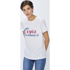 Vero Moda - Top. Białe topy damskie marki Vero Moda, s, z nadrukiem, z bawełny, z okrągłym kołnierzem. W wyprzedaży za 34,90 zł.