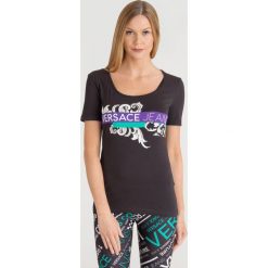 T-SHIRT VERSACE JEANS. Czarne t-shirty damskie s, z nadrukiem, z elastanu, z okrągłym kołnierzem. Za 225,00 zł.