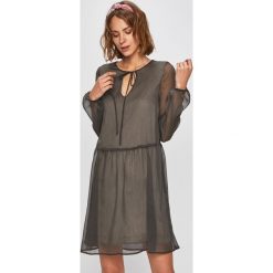 Answear - Sukienka Secret Garden. Zielone sukienki damskie ANSWEAR, na co dzień, s, bez wzorów, z tkaniny, casualowe, bez kołnierzyka, z długim rękawem, długie, maxi, rozkloszowane. W wyprzedaży za 119,90 zł.