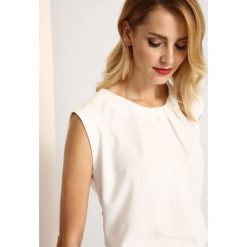 Bluzka bez rękawów luźna. Białe bluzki damskie Top Secret, bez wzorów, eleganckie, z dekoltem na plecach, bez rękawów. Za 69,99 zł.