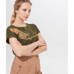 Bawełniana koszulka z nadrukiem - Khaki. Brązowe koszulki damskie Mohito, xs, z nadrukiem, z bawełny, bez kołnierzyka, bez rękawów. W wyprzedaży za 29,99 zł.