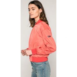 Tommy Jeans - Kurtka. Pomarańczowe bomberki damskie marki Tommy Jeans, s, z elastanu. W wyprzedaży za 379,90 zł.
