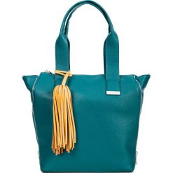 Prostokątna zielona shopperka z chwostem QUIOSQUE. Zielone shopper bag damskie QUIOSQUE, w kolorowe wzory, ze skóry ekologicznej. Za 169,99 zł.