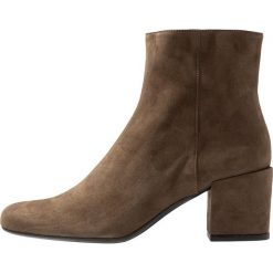 Pretty Ballerinas ANGELIS Ankle boot olive. Zielone botki damskie marki Pretty Ballerinas, ze skóry, bez obcasa, bez zapięcia. Za 1069,00 zł.