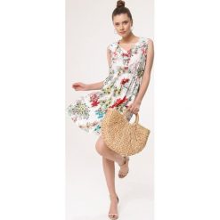 Biała Sukienka Very Open. Białe sukienki damskie Born2be, s, w kwiaty, eleganckie, bez kołnierzyka, bez rękawów, mini. Za 89,99 zł.