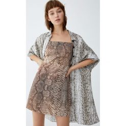 Sukienka w wężowy wzór. Szare sukienki damskie Pull&Bear, bez wzorów, bez kołnierzyka, bez rękawów. Za 69,90 zł.