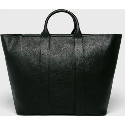 Calvin Klein - Torebka. Czarne torebki klasyczne damskie Calvin Klein, w paski, ze skóry ekologicznej, duże. Za 749,90 zł.