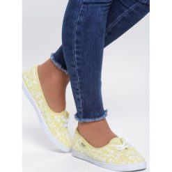 Żółte Tenisówki Selfish Girl. Żółte trampki i tenisówki damskie Renee, bez wzorów, na sznurówki. Za 29,99 zł.