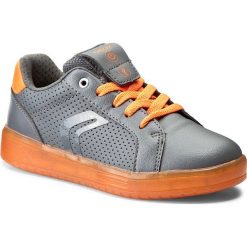 Sneakersy GEOX - J Kommodor B. B J745PB 0BCBU C1361 Dk Grey/Orange. Szare trampki chłopięce Geox, bez wzorów, ze skóry ekologicznej, na sznurówki. W wyprzedaży za 159,00 zł.