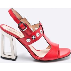 Solo Femme - Sandały. Czerwone sandały damskie Solo Femme, bez wzorów, ze skóry, bez obcasa, na obcasie, na klamry. W wyprzedaży za 229,90 zł.
