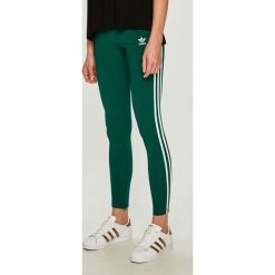 Adidas Originals - Legginsy. Zielone legginsy marki adidas Originals, z elastanu. Za 129,90 zł.
