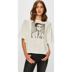 Jacqueline de Yong - Top Angle. Białe topy damskie marki Jacqueline de Yong, s, z nadrukiem, z poliesteru, z okrągłym kołnierzem. W wyprzedaży za 34,90 zł.