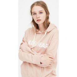 Bluza z kapturem i logo. Brązowe bluzy damskie Pull&Bear, bez wzorów, bez rękawów, z kapturem. Za 89,90 zł.