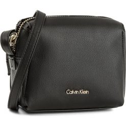 Torebka CALVIN KLEIN BLACK LABEL - Downton Small Cross K60K603902 001. Czarne listonoszki damskie marki Calvin Klein Black Label. W wyprzedaży za 289,00 zł.