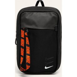 Nike Sportswear - Saszetka. Czarne saszetki damskie w paski, z poliesteru, casualowe. Za 129,90 zł.