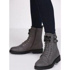 Szare Botki Manami. Szare botki damskie Multu, bez obcasa, na płaskiej podeszwie, bez zapięcia. Za 49,99 zł.