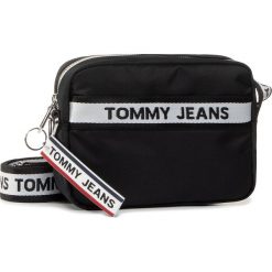 Torebka TOMMY JEANS - Tjw Logo Tape Crossover Nyl AW0AW08255 0GJ. Czarne listonoszki damskie Tommy Jeans, bez wzorów, z jeansu, bez dodatków. W wyprzedaży za 209,00 zł.