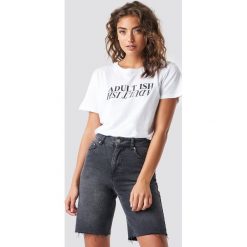 Astrid Olsen x NA-KD T-shirt Adult Ish - White. Białe t-shirty damskie marki Astrid Olsen x NA-KD, z nadrukiem, z okrągłym kołnierzem. Za 72,95 zł.