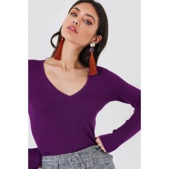 NA-KD Sweter basic w prążki - Purple. Fioletowe swetry klasyczne damskie marki NA-KD, w prążki, z wiskozy, dekolt w kształcie v. W wyprzedaży za 60,97 zł.