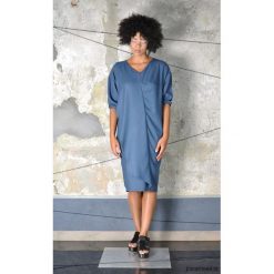 SZALAN - sukienka. Szare sukienki damskie Pakamera, na co dzień, bez wzorów, z asymetrycznym kołnierzem, bez rękawów, midi, asymetryczne. Za 390,00 zł.