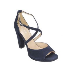 Skórzane sandały w kolorze granatowym. Sandały damskie Clarks, Wojas. W wyprzedaży za 179,95 zł.