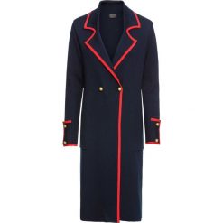 Płaszcz dzianinowy bonprix ciemnoniebiesko-czerwony. Niebieskie płaszcze damskie bonprix, z dzianiny, militarne. Za 189,99 zł.