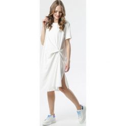 Biała Sukienka Atlentea. Białe sukienki damskie Born2be, s, bez wzorów, z dzianiny, z okrągłym kołnierzem, z krótkim rękawem, krótkie, midi. Za 89,99 zł.