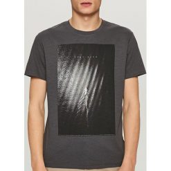 T-shirty męskie z nadrukiem: T-shirt z żeglarskim nadrukiem – Szary