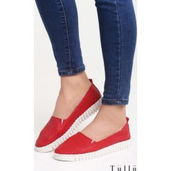 Czerwone Slip On Emollients. Czerwone trampki damskie slip on Born2be, z materiału. Za 79,99 zł.