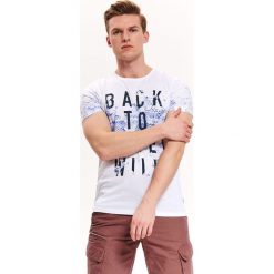 T-shirt z motywem animal. Białe t-shirty męskie Top Secret, na lato, m, z nadrukiem, z bawełny, bez kołnierzyka, krótkie. W wyprzedaży za 19,99 zł.