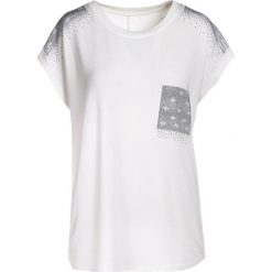 Biała Bluzka Aegania. Białe bluzki damskie Born2be, xl, z nadrukiem, z okrągłym kołnierzem, z krótkim rękawem. Za 49,99 zł.