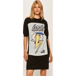 Love Moschino - Sukienka. Niebieskie sukienki damskie Love Moschino, na co dzień, s, z aplikacjami, z bawełny, casualowe, z okrągłym kołnierzem, z krótkim rękawem, krótkie, mini, proste. Za 1299,00 zł.