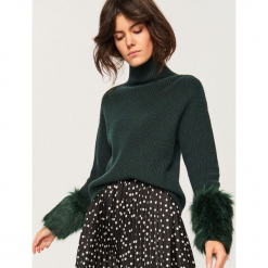 Sweter z futrzanym wykończeniem - Zielony. Zielone swetry klasyczne damskie marki Reserved, l, z futra. Za 139,99 zł.