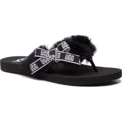 Japonki UGG - W Sunset Graphic 1101046 W/Blk. Czarne klapki damskie Ugg, z aplikacjami, ze skóry, bez obcasa. W wyprzedaży za 209,00 zł.